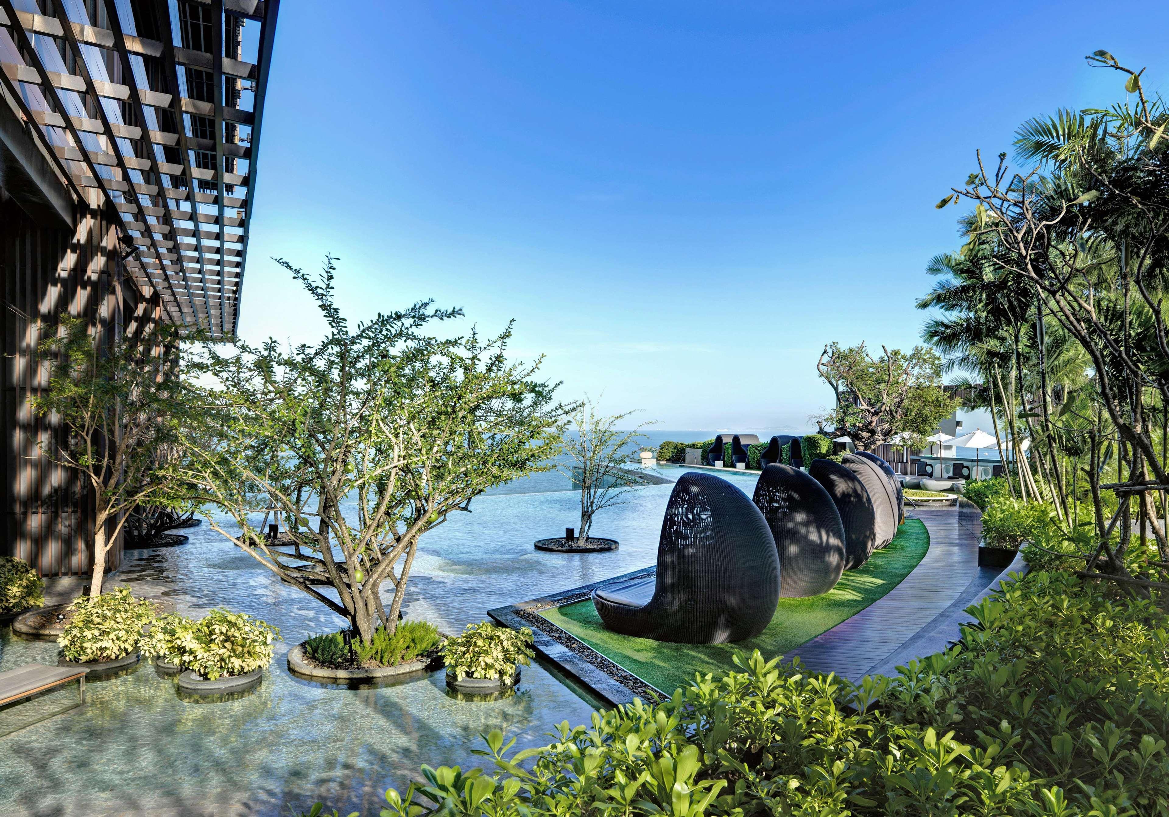Отель Hilton Паттайя Экстерьер фото The sculpture park at the hotel