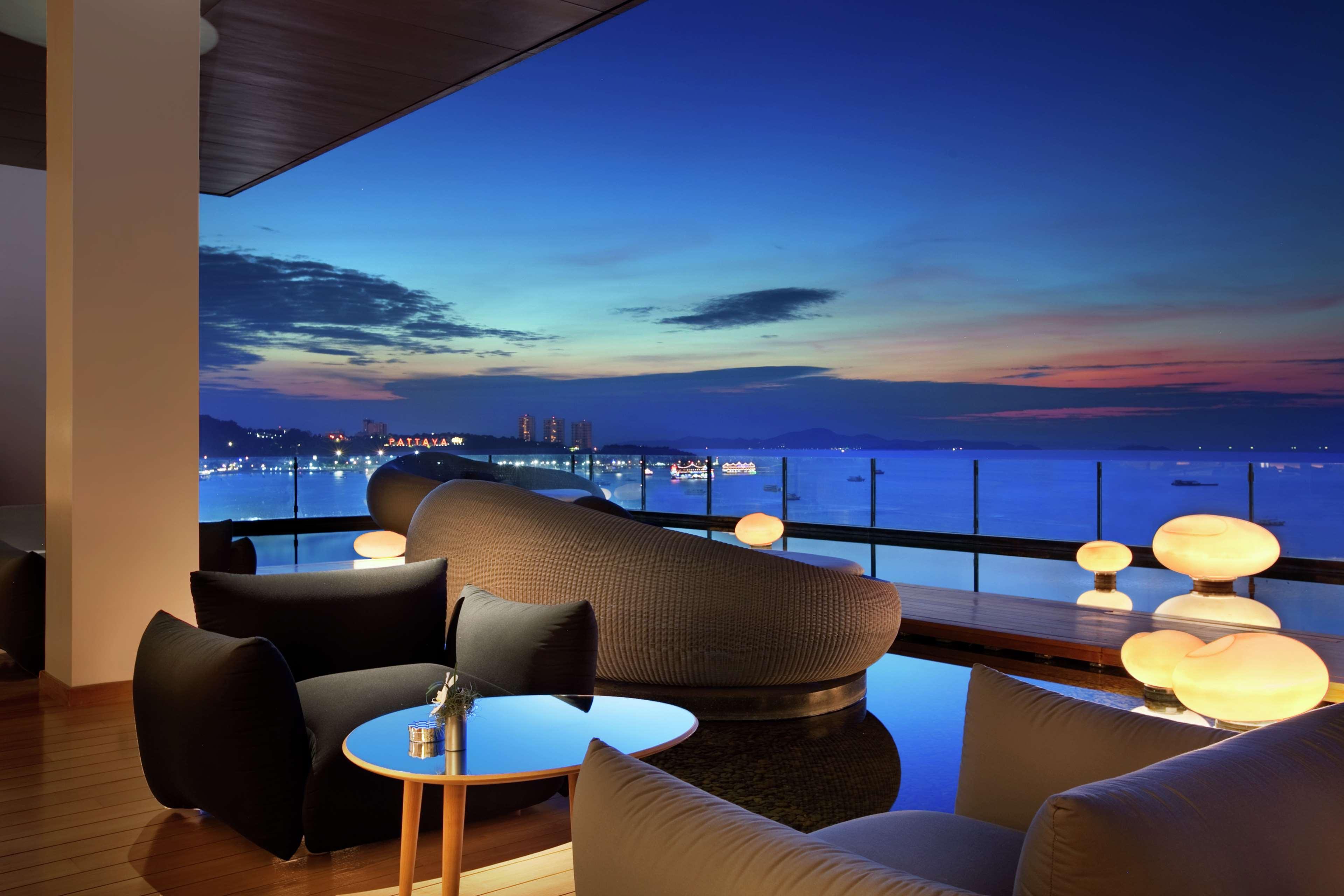 Отель Hilton Паттайя Ресторан фото View from the Sky Bar