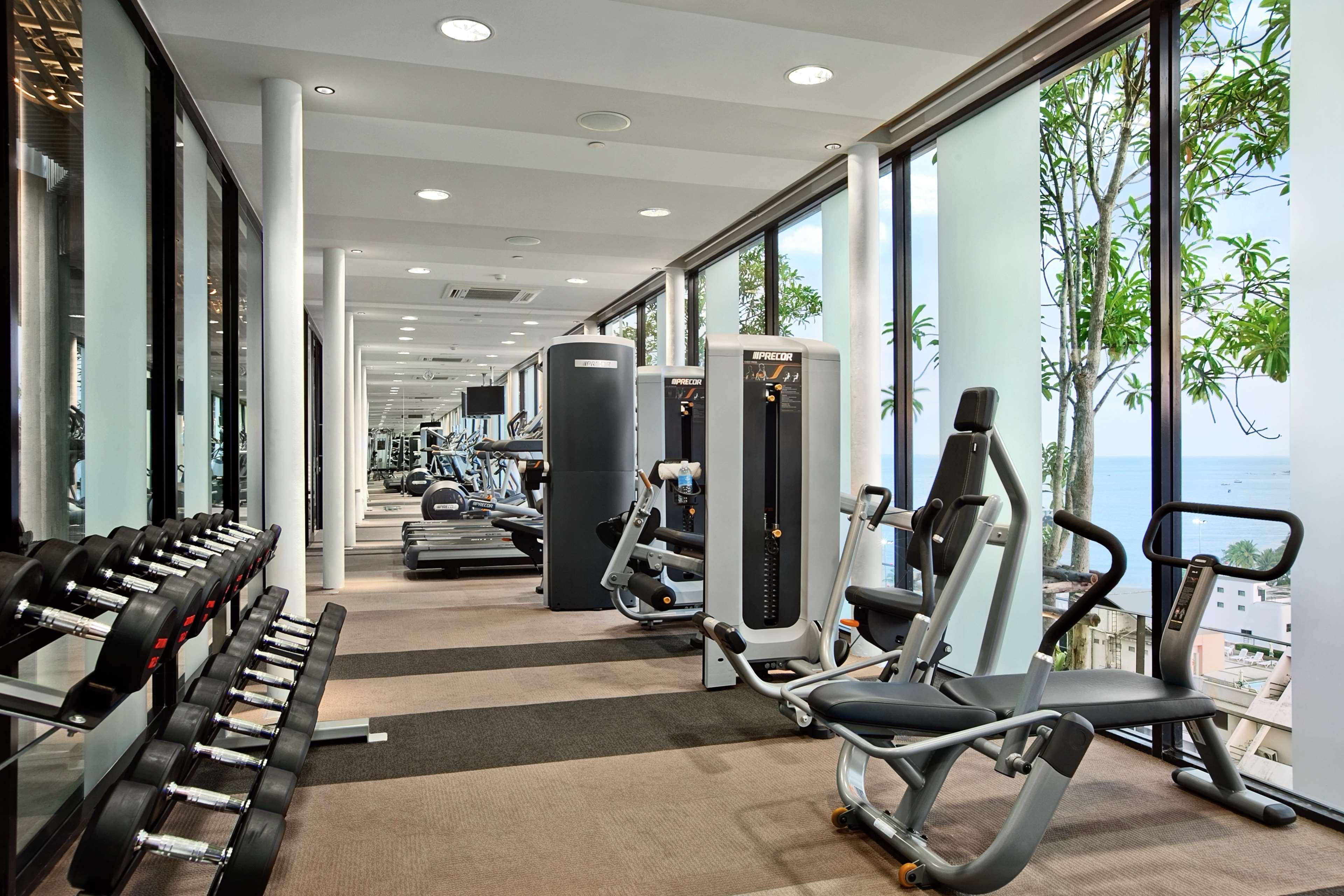 Отель Hilton Паттайя Удобства фото The gym at the hotel