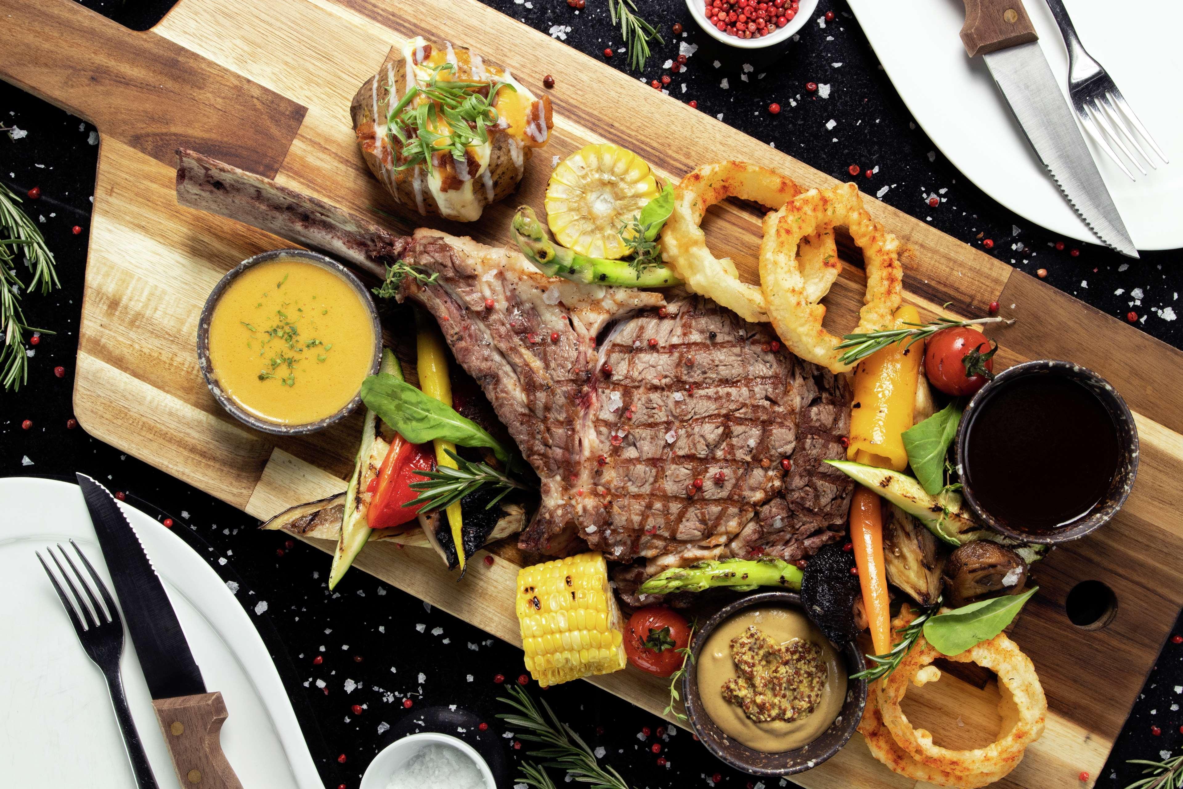 Отель Hilton Паттайя Экстерьер фото A tomahawk steak