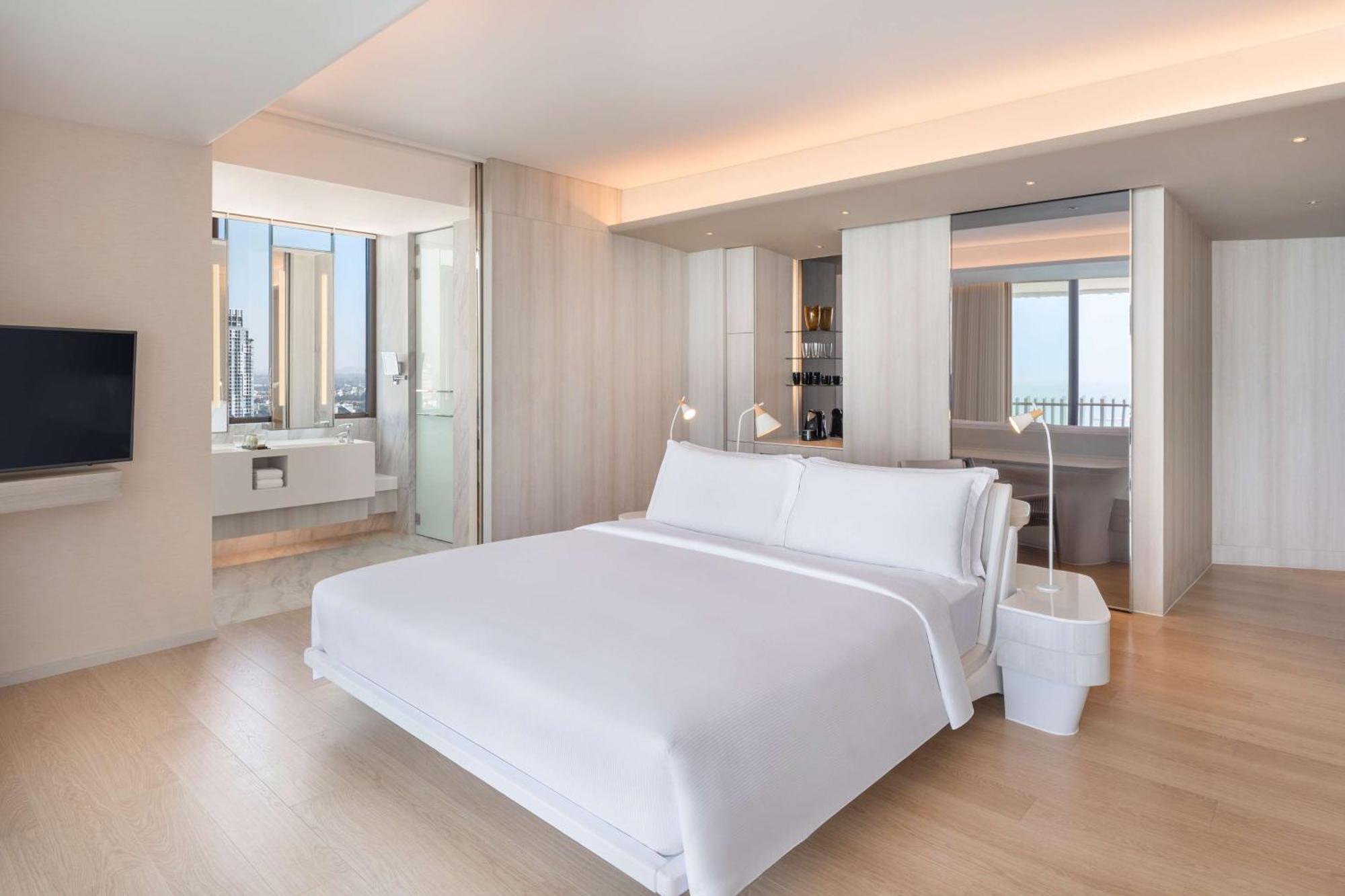 Отель Hilton Паттайя Экстерьер фото A bedroom at the hotel