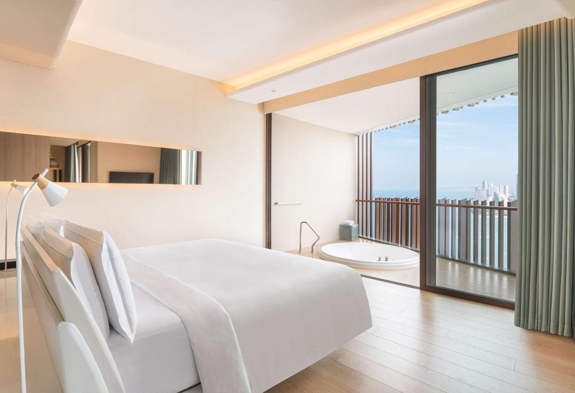 Отель Hilton Паттайя Экстерьер фото A bedroom at the hotel