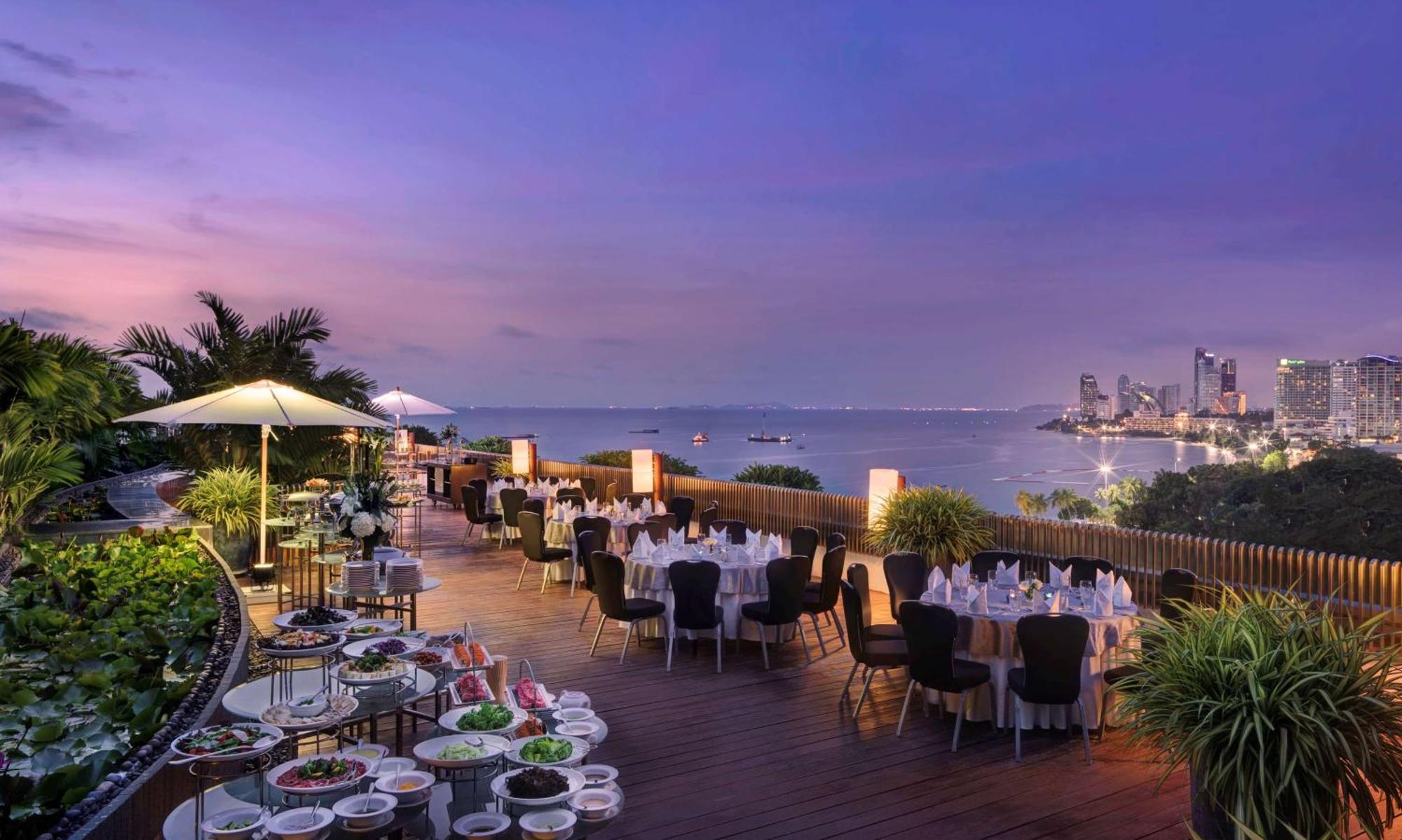 Отель Hilton Паттайя Экстерьер фото The Deck