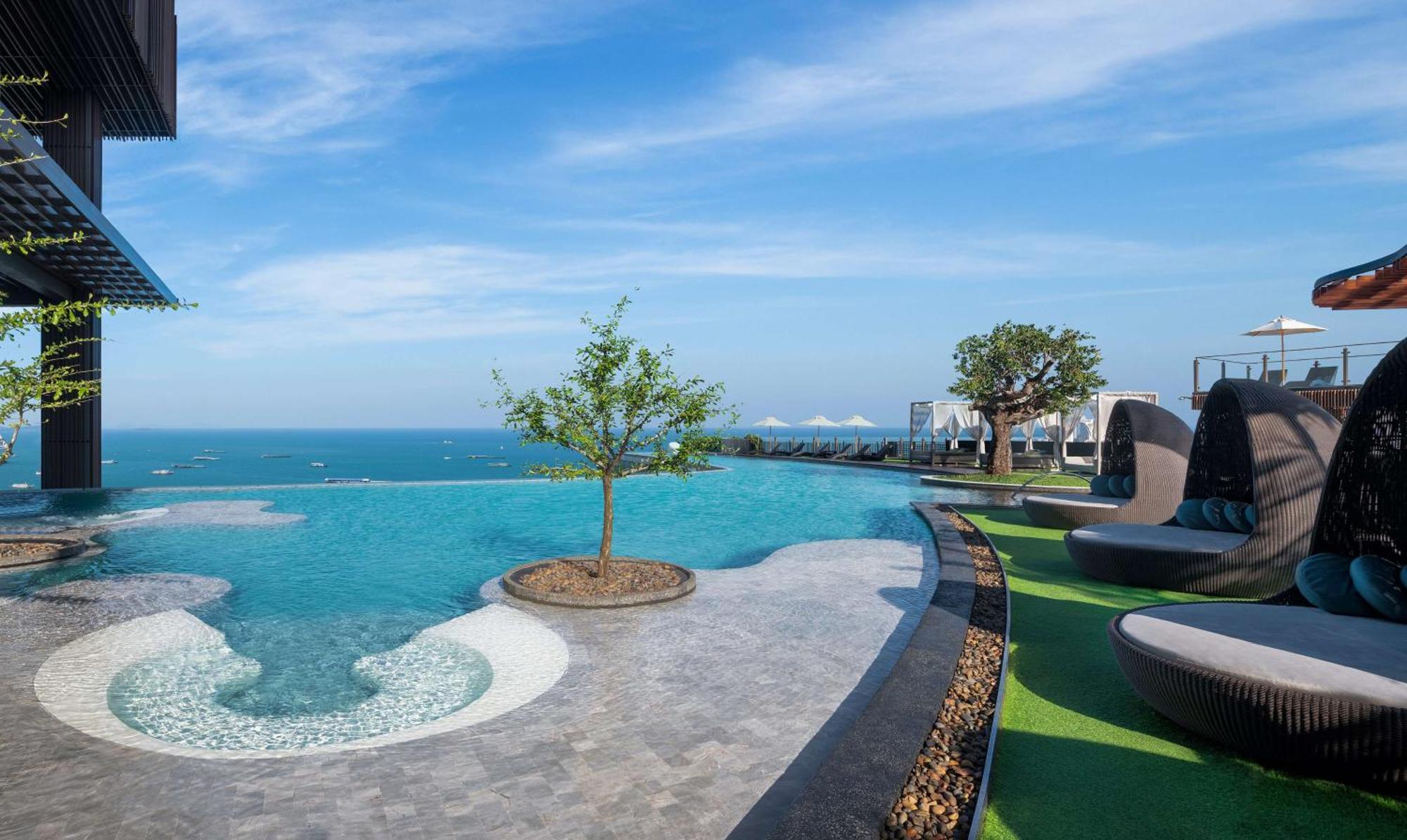 Отель Hilton Паттайя Экстерьер фото Infinity pool at the U Sathorn