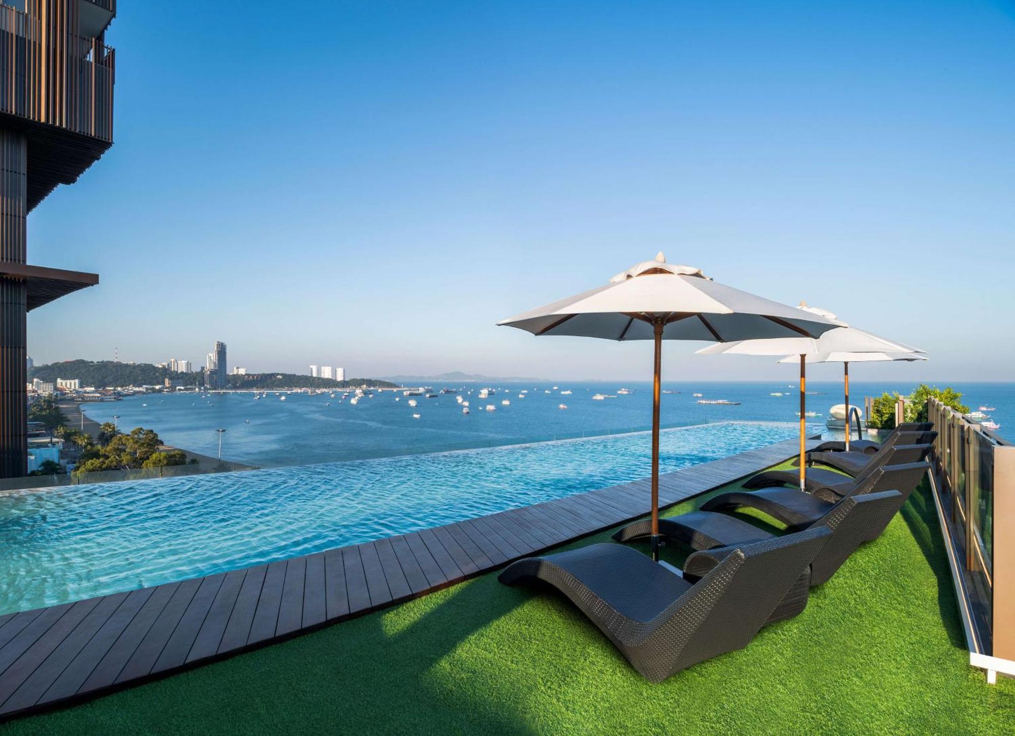 Отель Hilton Паттайя Экстерьер фото Infinity pool at the rooftop