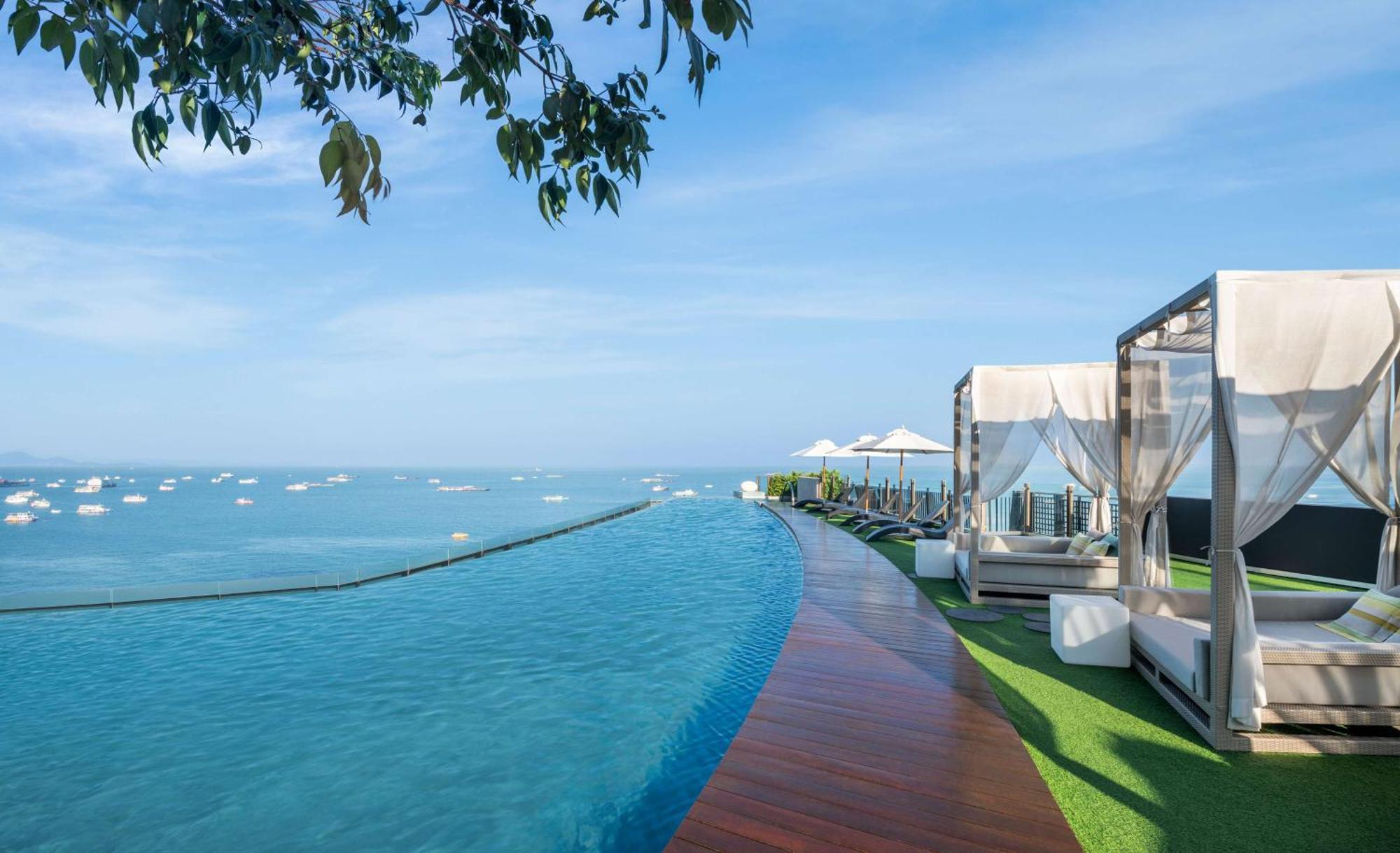 Отель Hilton Паттайя Экстерьер фото Infinity pool at the hotel