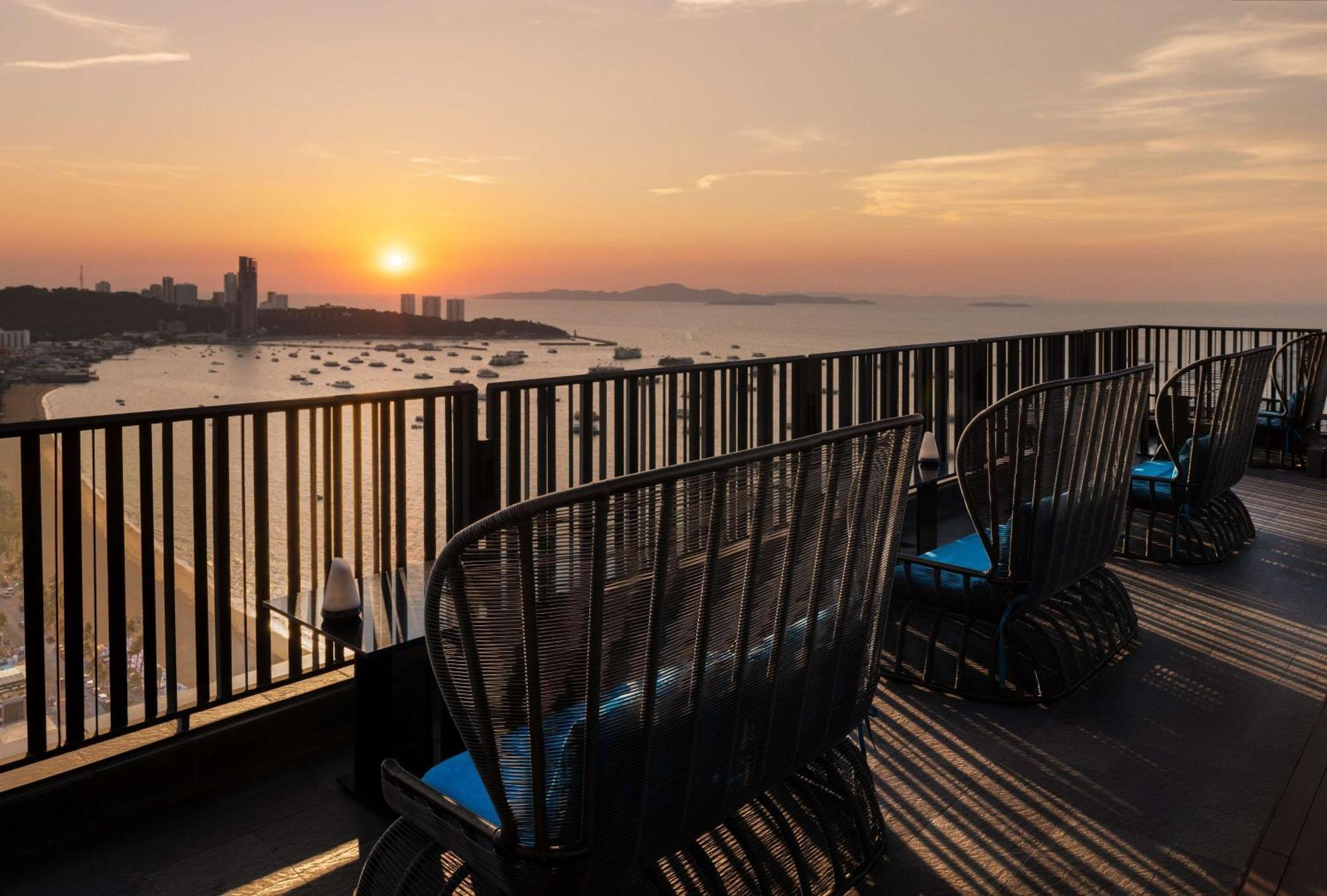 Отель Hilton Паттайя Экстерьер фото Sunset at the rooftop bar