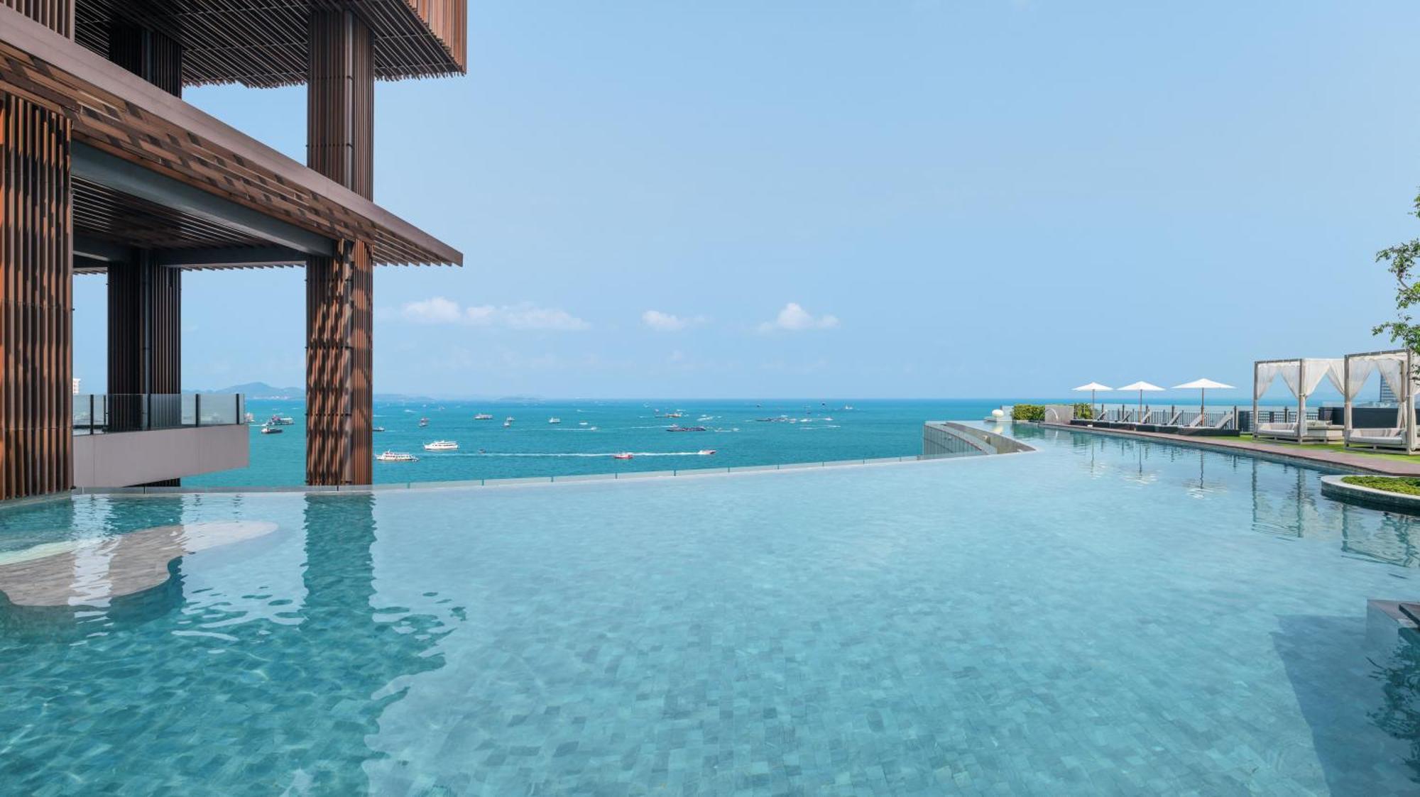 Отель Hilton Паттайя Экстерьер фото Infinity pool at the hotel