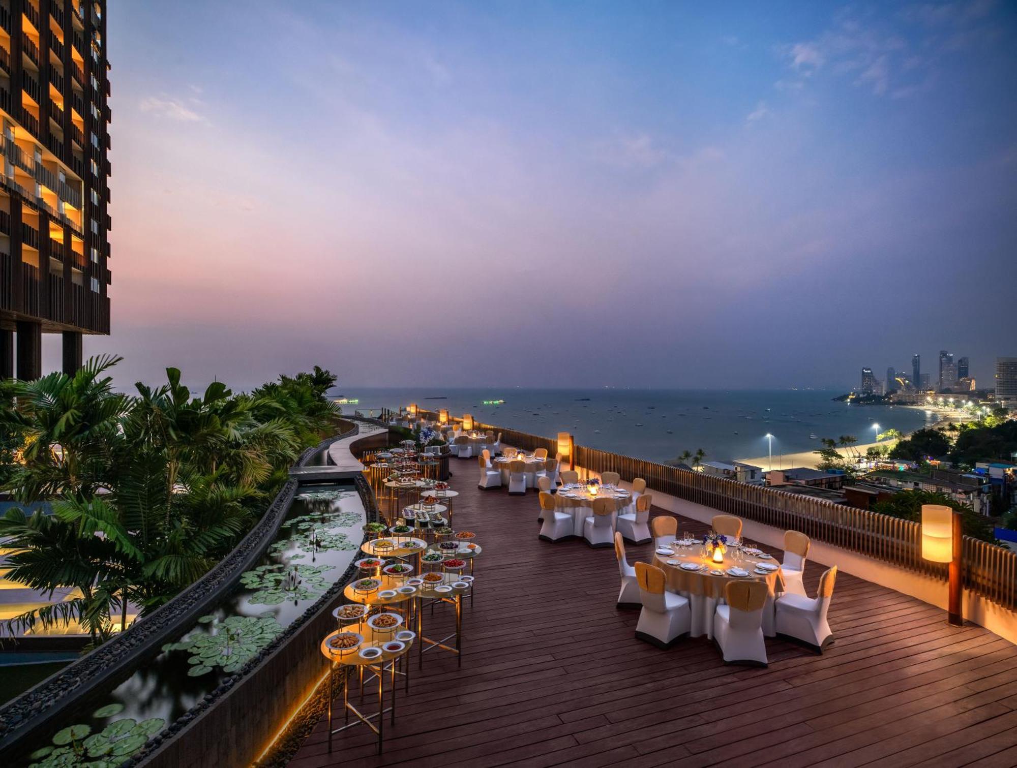 Отель Hilton Паттайя Экстерьер фото The Deck