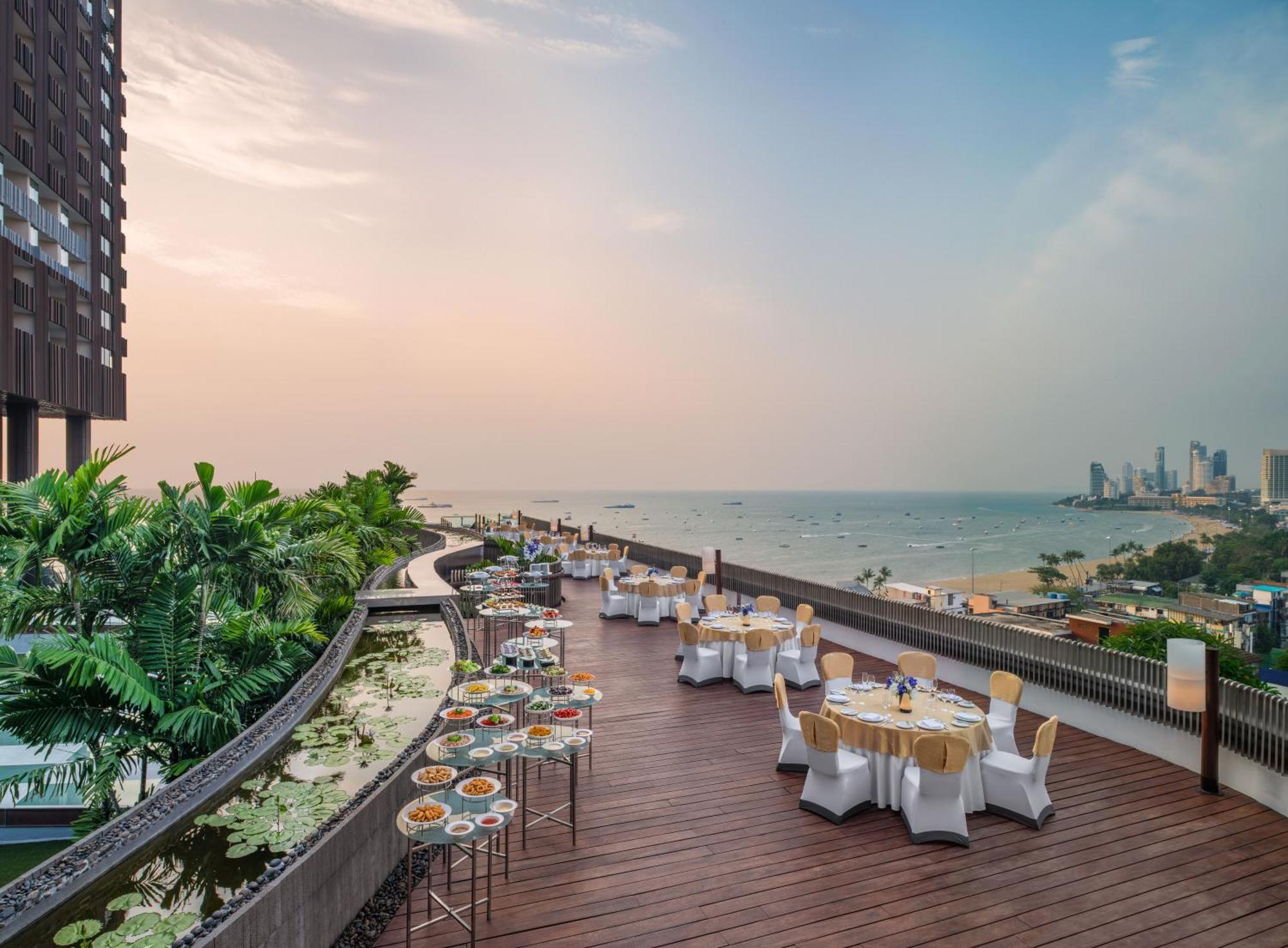 Отель Hilton Паттайя Экстерьер фото The Club, the hotel's private club