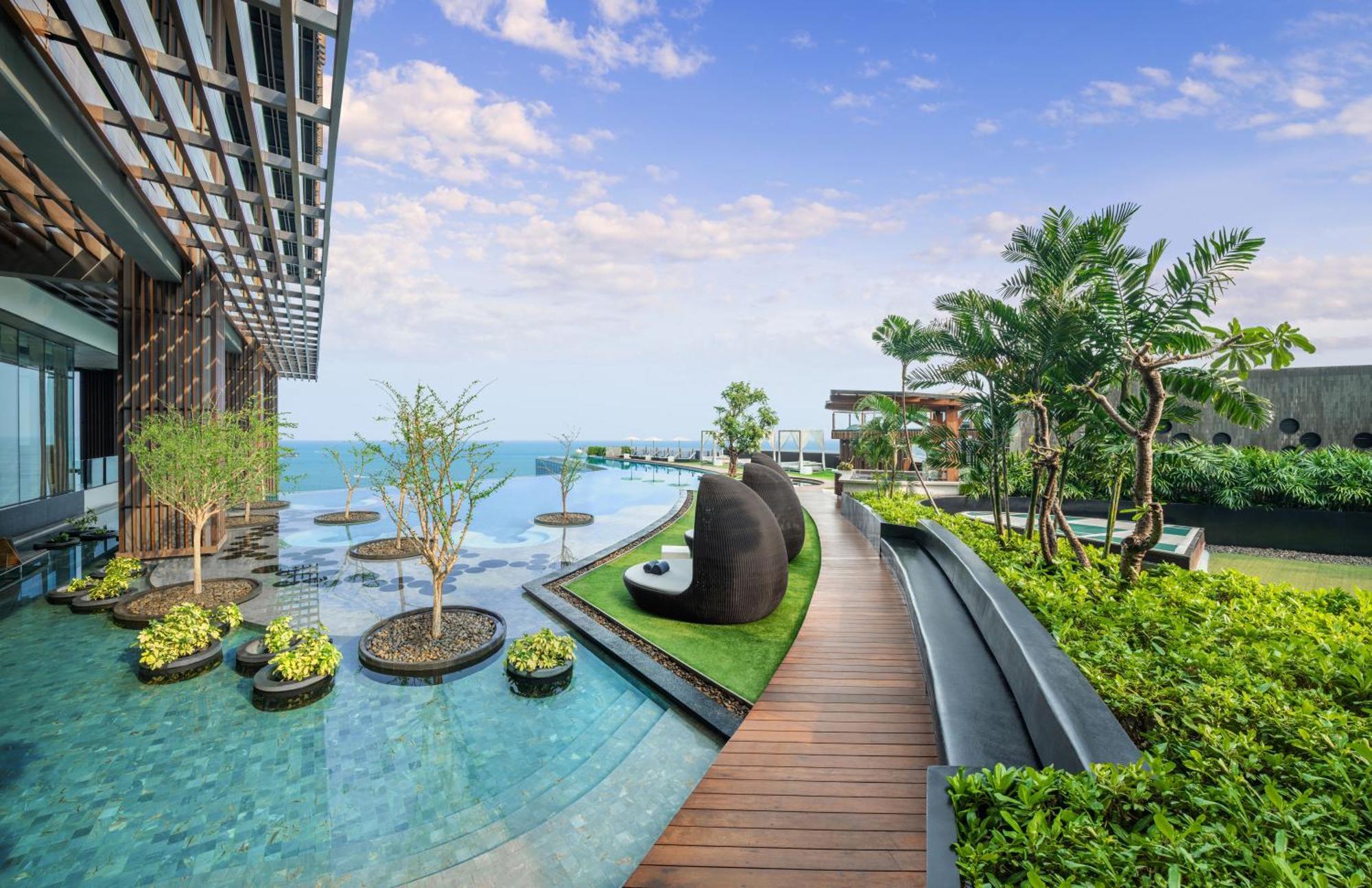 Отель Hilton Паттайя Экстерьер фото The Sky Garden