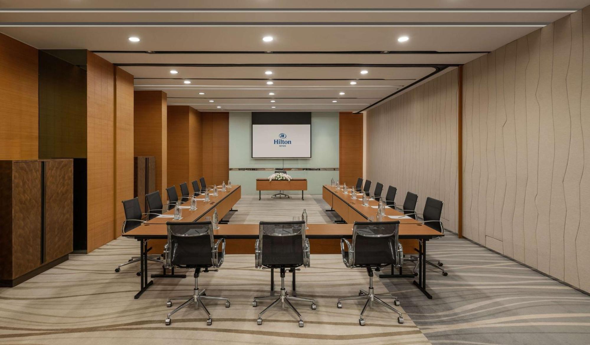 Отель Hilton Паттайя Экстерьер фото Meeting room at the hotel